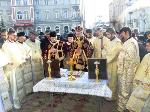 Credincioşii din Caransebeş vor primi sticluţe personalizate cu agheasmă Poza 102758
