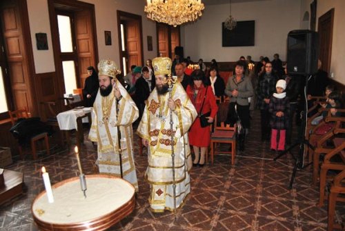 Slujbă cu doi ierarhi la Aşezământul românesc din Budapesta „Sfântul Ioan Botezătorul“ Poza 102824