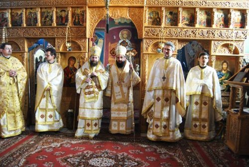 Liturghie arhierească la Parohia Apateu din Ungaria Poza 103000