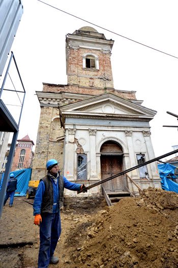 În trei ani, Biserica Banu îşi va recăpăta frumuseţea de odinioară Poza 103106