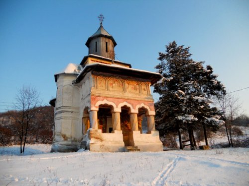 Biserica „Cocoanei“ de la Frasinu Poza 103234