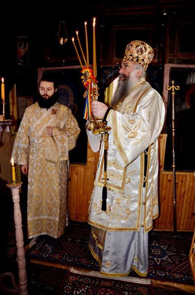 Liturghie arhierească în Parohia mehedinţeană Şişeşti Poza 103442