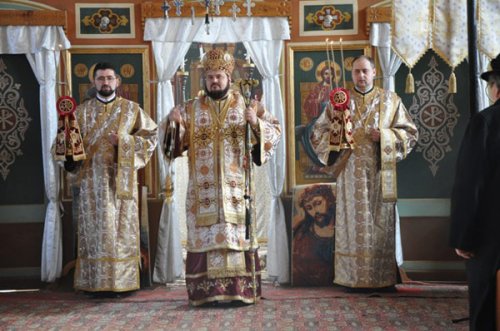 Liturghie arhierească în Parohia Almaşu Poza 104241