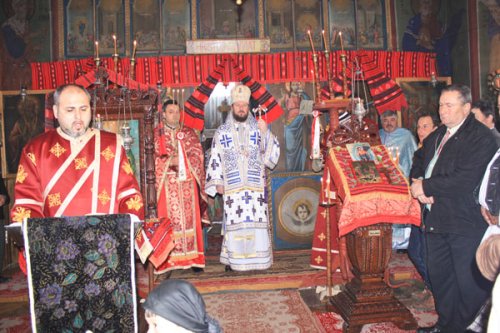 Liturghie arhierească în oraşul Băbeni Poza 104297