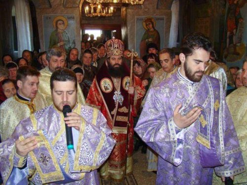 Liturghie arhierească în Parohia Dobrotinet Poza 104324