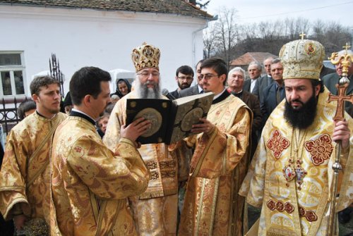 Târnosirea bisericii din Petnic Poza 104591