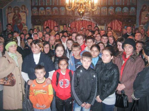 „Hristos împărtăşit copiilor“, în Moldova Nouă Poza 104652