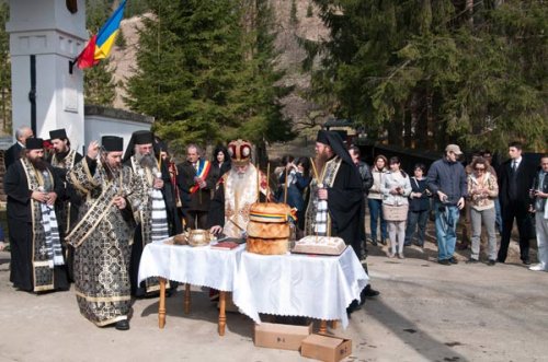 Slujbă de pomenire pentru românii masacraţi la Fântâna Albă Poza 104674