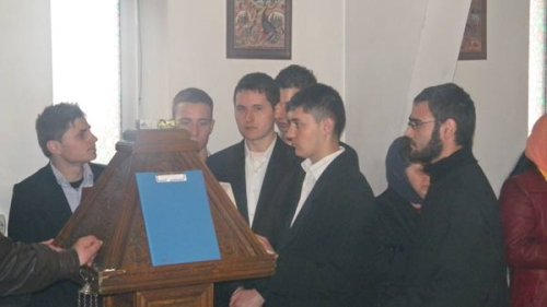 Tinerii seminarişti în viaţa pastorală a parohiei Poza 104669