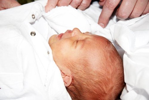 Nou-născuţii culcaţi pe spate riscă să facă plagiocefalie Poza 104781