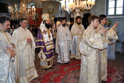Liturghie arhierească în Filia Rusova Nouă Poza 104913