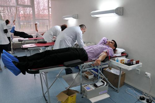 Angajaţii „Antibiotice“ s-au oferit voluntar să doneze sânge Poza 105009