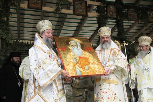 Sfântul Irodion i-a adunat pe români în bucuria Învierii Poza 105354