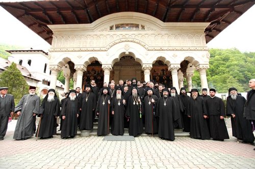 Liturghie arhierească la Mănăstirea Lainici Poza 105453