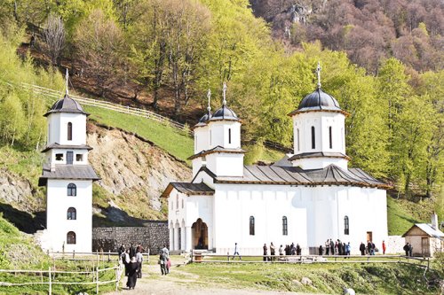 Hram la Mănăstirea vâlceană Pătrunsa Poza 105573