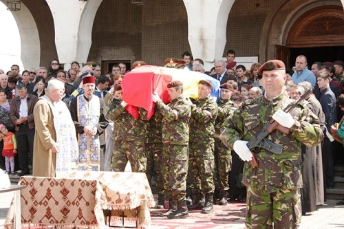 Ostaşul căzut la datorie în Afganistan, prohodit la Rovinari Poza 105656