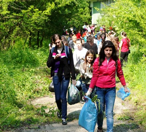 120 de tineri au ecologizat pădurea Mănăstirii „Sfântul Ioan Rusul“ Poza 105707