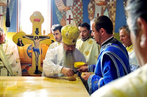 A fost sfinţită Biserica „Sfinţii Cosma şi Damian“ din Bistriţa Poza 105731