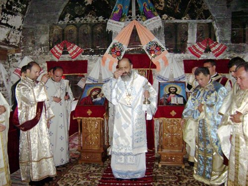 Liturghie arhierească la biserica din Sântejude Poza 105744