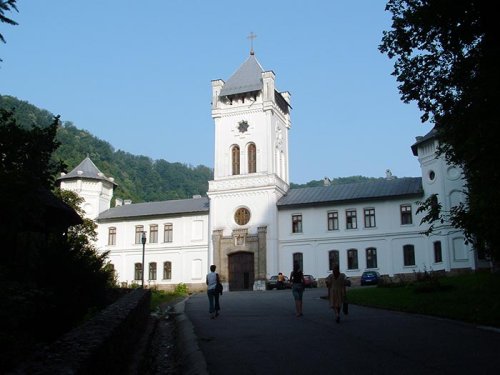 Simpozion naţional studenţesc la Mănăstirea Tismana Poza 105760