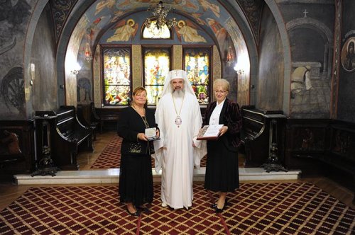 Plachetă aniversară pentru Patriarhul României Poza 105785