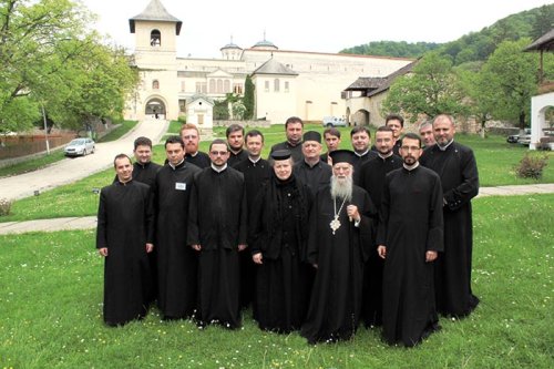 Sesiune de formare „Alege şcoala!“ la Mănăstirea Horezu Poza 105799