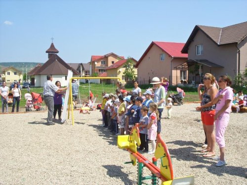 Parc de joacă în Parohia „Sfântul Dumitru“ din Floreşti Poza 105952