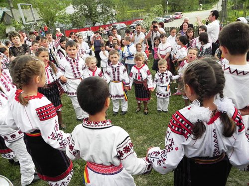 Şezătoare cu bunici şi nepoţi, la Corneşti Poza 106156