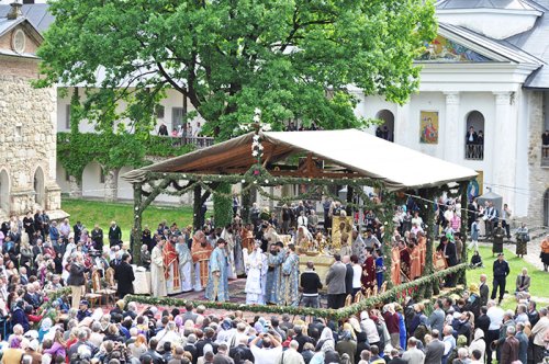 Cinci ierarhi, la hramul Mănăstirii Neamţ Poza 106177