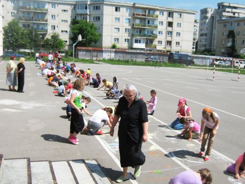 Desene pe asfalt pe tema „Familia mea“ de Ziua Copilului Poza 106189