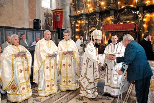 Sărbătoare cu slujire arhierească la biserica din Cenadul Unguresc Poza 106243