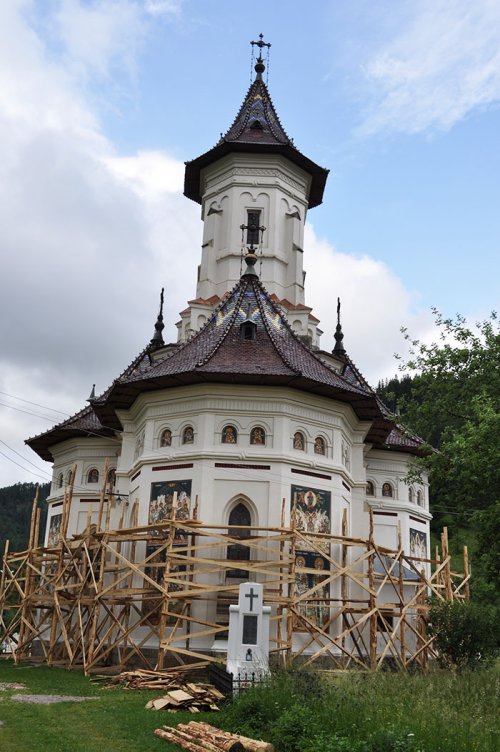 Lucrări de reparaţii la biserica parohiei Sadova 1 Poza 106674