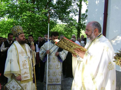 Biserica din satul Peştişul Mic a fost târnosită Poza 106822