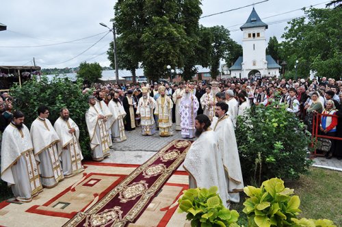 Sărbătoare solemnă la Huşi în cinstea Sfinţilor Apostoli Poza 106844