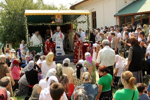 Biserica „Izvorul Tămăduirii“ a fost sfinţită Poza 107160