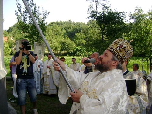 Resfinţirea bisericii din Parohia Câmpuri Surduc, Hunedoara Poza 107129