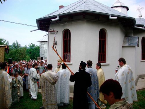 Sărbătoare la Ţuscanii din Vale, cu prilejul resfinţirii bisericii parohiale Poza 107167