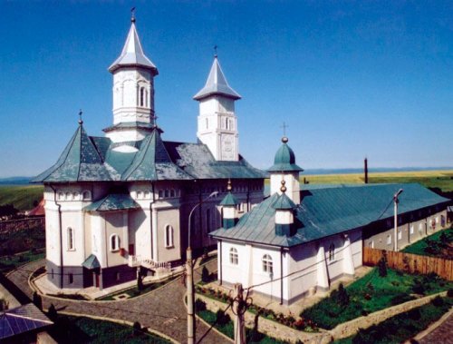 Două decenii de reînviere monahală la Mănăstirea Ciolpani Poza 107241