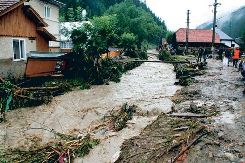 Victime umane şi pagube importante provocate de furtuni Poza 107308