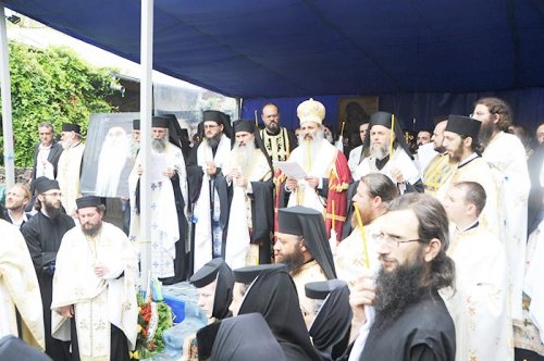 Părintele Arsenie a primit sărutarea cea mai de pe urmă Poza 107362