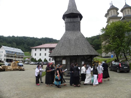 Un grup de femei de la Penitenciarul Gherla, în pelerinaj la Mănăstirea Nicula Poza 107652