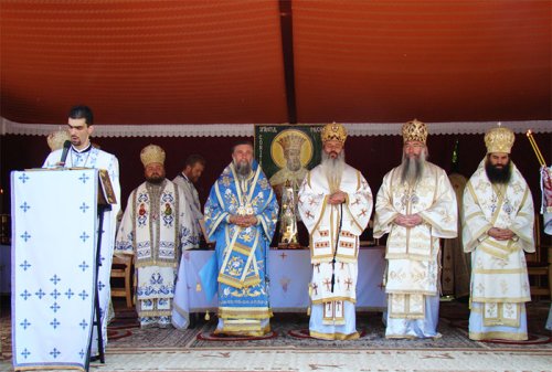 Vizită frăţească a Mitropolitului Moldovei şi Bucovinei în Episcopia Slatinei şi Romanaţilor Poza 107937