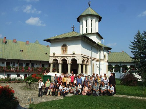 Credincioşii din Pietrărie, în pelerinaj la mănăstirile vâlcene Poza 108114