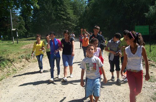 Tabără la Nemţişor pentru 24 de copii romi Poza 108145