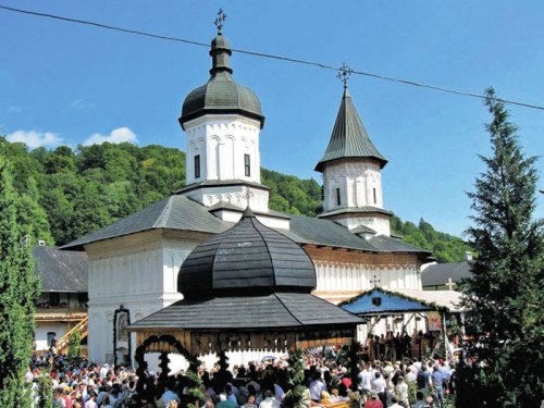 Zeci de biserici din ţară îşi sărbătoresc azi hramul Poza 108165