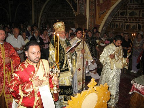 Liturghie săvârşită de Arhiepiscopul Argeşului şi Muscelului Poza 108219