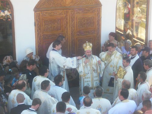 La Molid şi Româneşti două biserici au primit haine binecuvântate Poza 108232