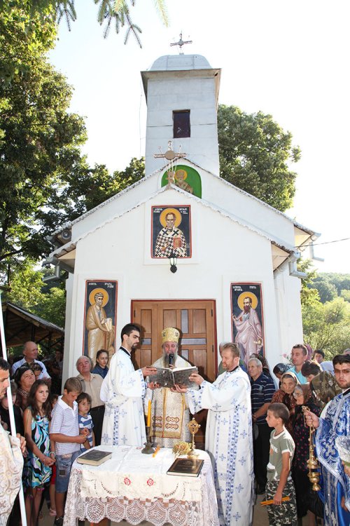 Slujbă de resfinţire în Parohia gorjeană Bulbuceni Poza 108230