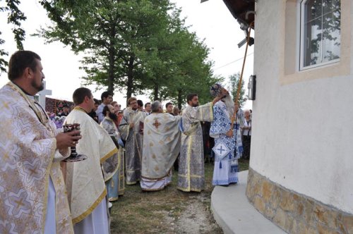 Peste o mie de credincioşi la sfinţirea bisericii parohiei Racovăţ Poza 108371