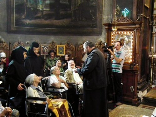 Bătrânii de la Aşezământul „Christiana“, în vizită la Biserica Dobroteasa Poza 108441